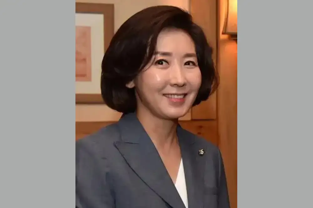 2015年3月16日，時任中共外交部部長助理劉建超訪問韓國，公開用「美女」稱讚韓國國會外交統一委員會委員長羅卿瑗。（維基百科）