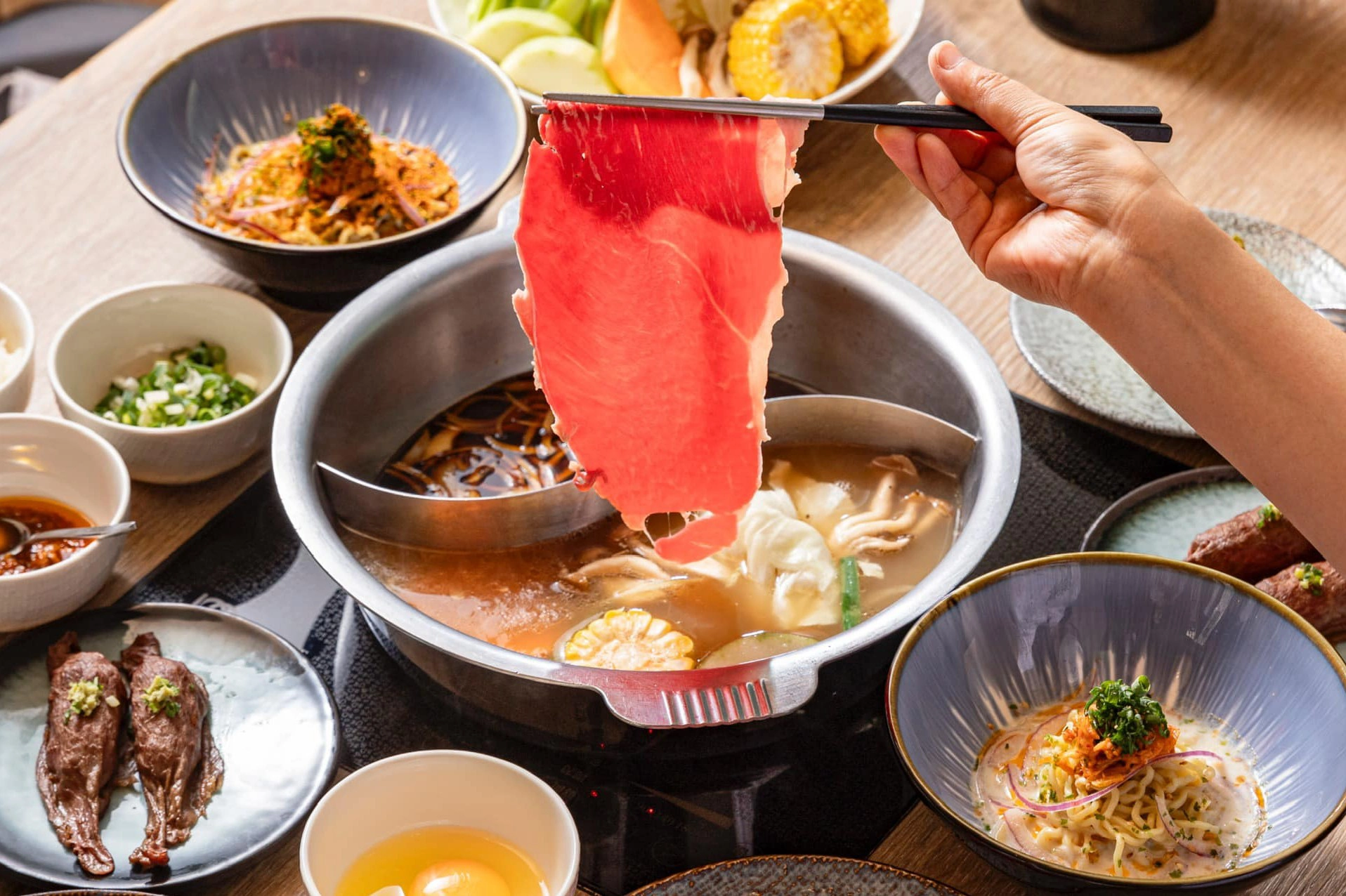 人氣壽喜燒 MO MO PARADISE 指定門店推商業午餐！肉品 5 選 2、飲料無限暢飲　銀髮族最低 409 元起吃到飽