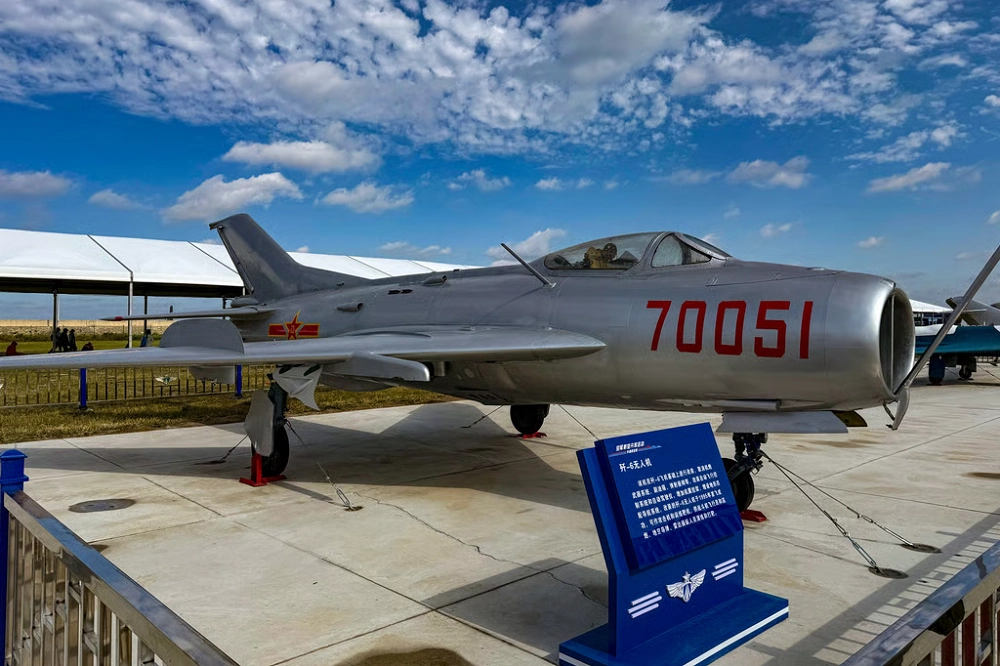 【有片】長春航展曝解放軍新戰術　老殲-6改裝無人機蜂群攻台
