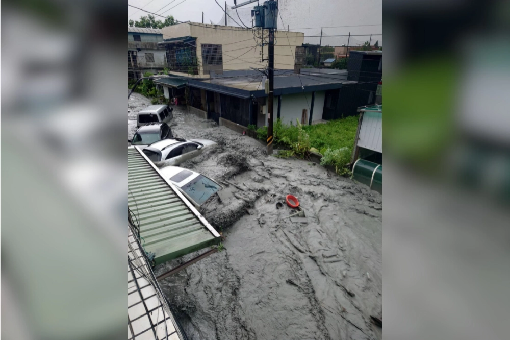 快訊／花蓮馬太鞍溪堰塞湖溢流　橋被沖斷、洪水淹進市區