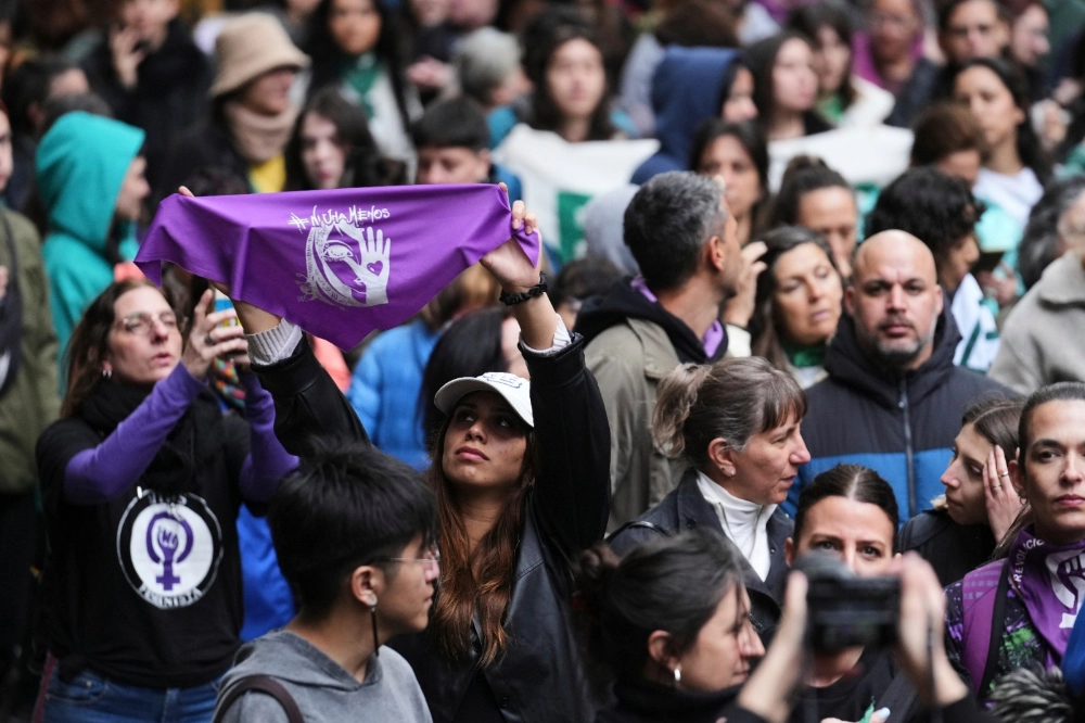 阿根廷民众27日在布宜诺斯艾利斯抗议3名年轻女子遭毒枭虐杀。 （美联社）