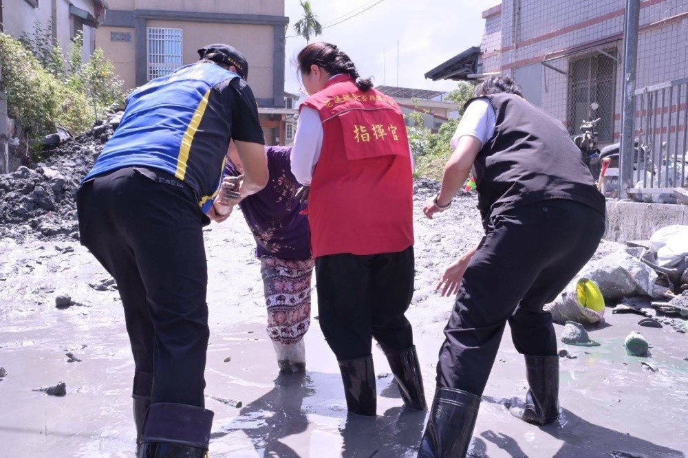 徐榛蔚助婦人脫困另一視角曝光　手扶了一下就離開挨轟「擺拍作秀」 -- 上報