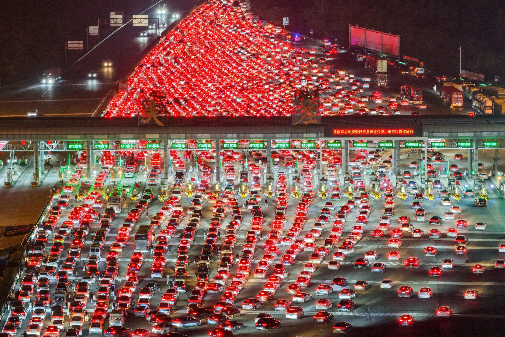 單向24車道全擠滿畫面太震撼　中國十一長假落幕公路塞爆