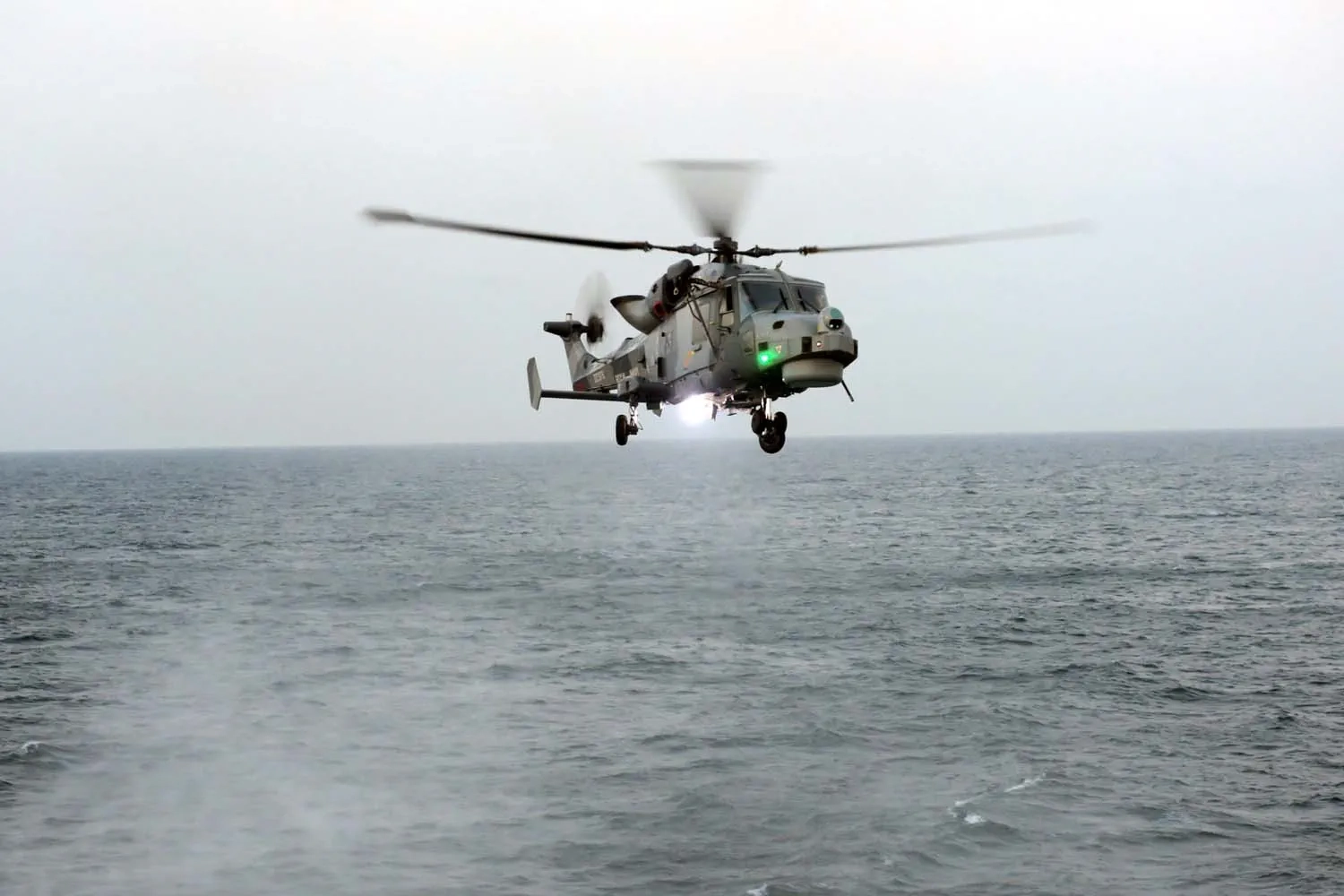 野貓直升機從蘭開斯特號起飛。(取自英國皇家海軍網站)