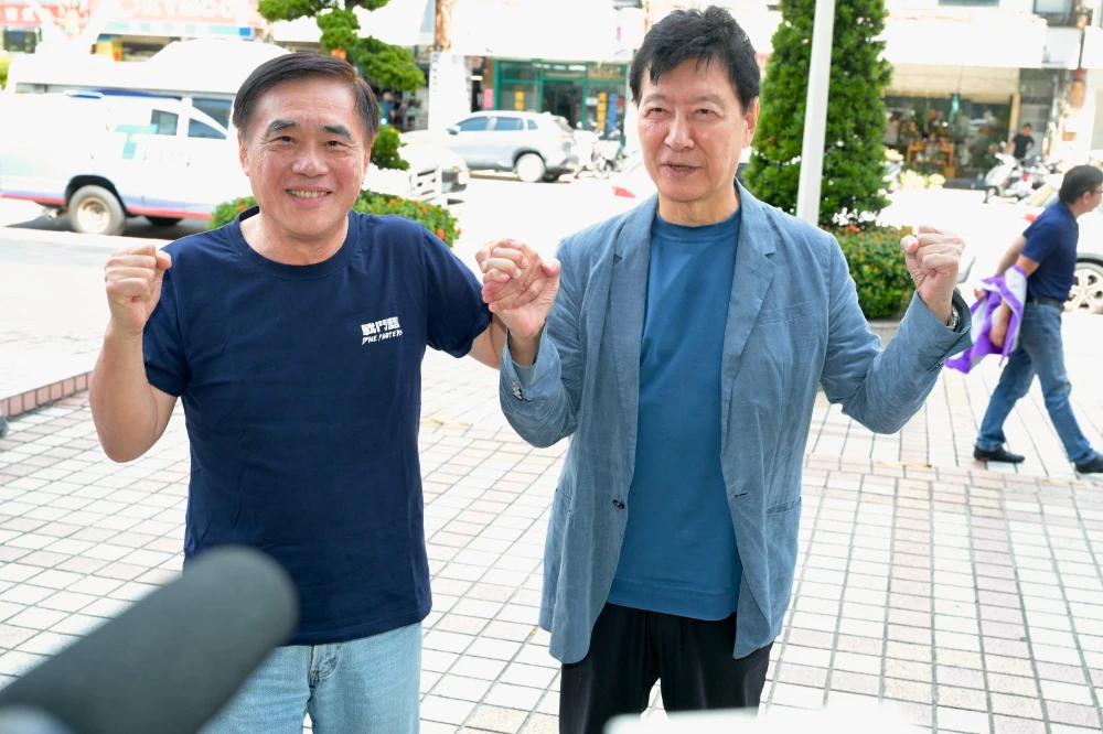 當郝龍斌(左)提出中國介選