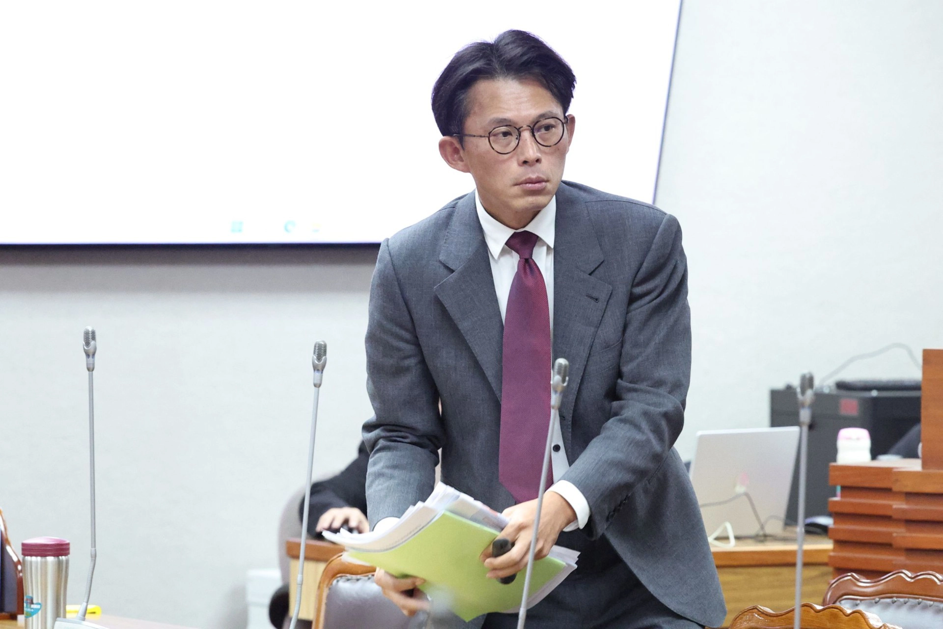 黃國昌質詢槓媒體背後資金　《鏡週刊》3點聲明嗆「無下限」、關你何事 -- 上報