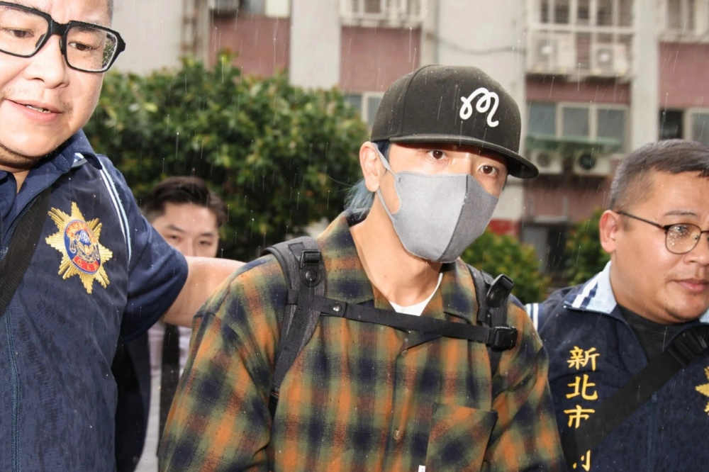 【有片】坤達清晨下飛機遭拘提　直接上銬帶回警局  -- 上報