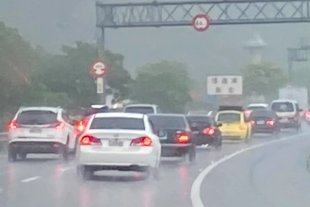 最後一波出遊潮來了!光復節連假17條「塞車熱點」一次看 -- 上報