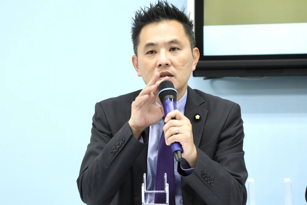 陳以信拋震撼彈！表態參選台南市長　初選要和謝龍介拚輸贏 -- 上報