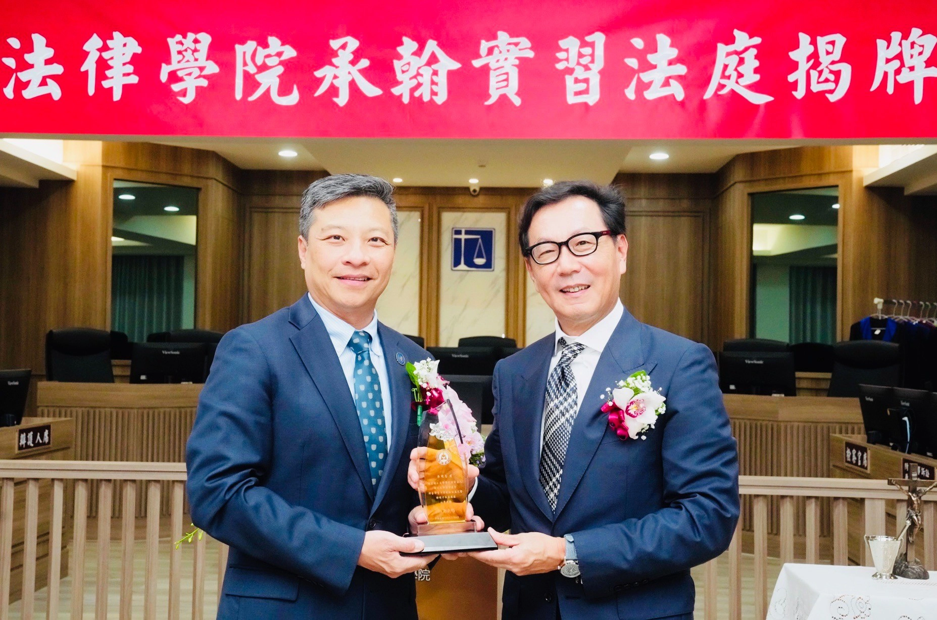 輔大百年精采不斷!蔡明忠揭牌「承翰實習法庭」、200位院長齊聚輔醫赴年會 -- 上報