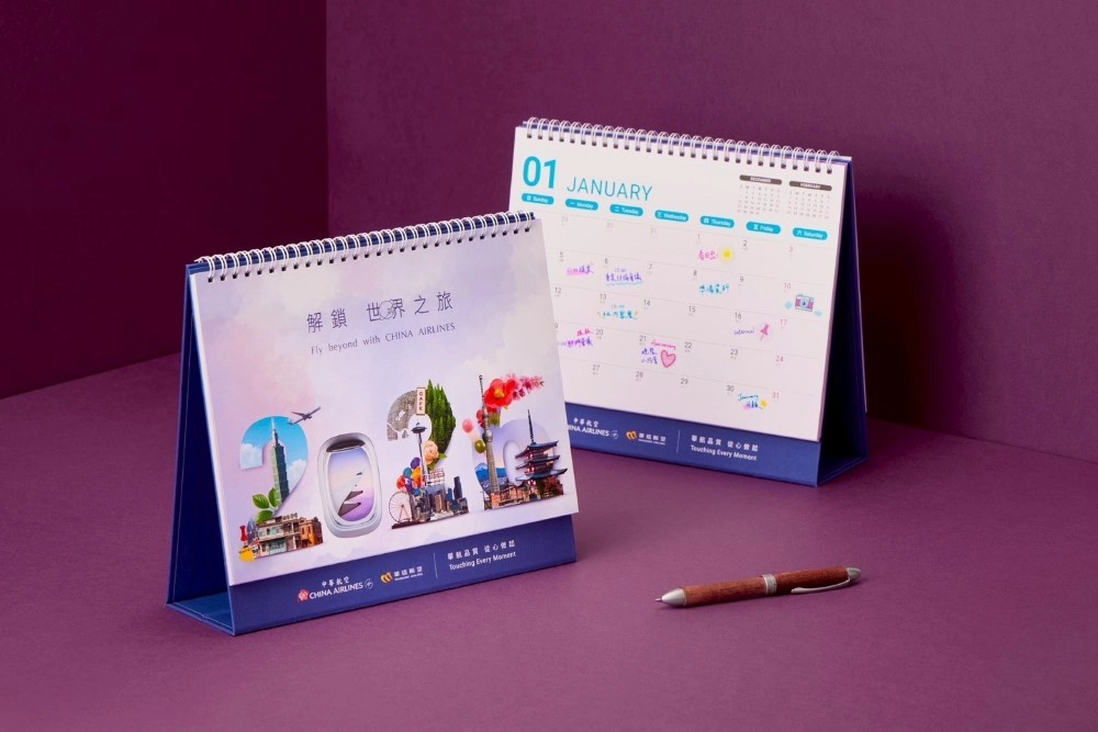 華航 2026 年桌曆 隱藏版 AI 空服員邀您解鎖世界 -- 上報