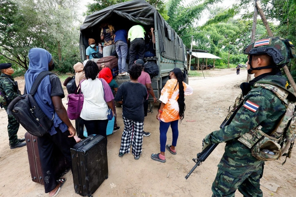 為了因應從KK園區出逃的大量外國籍人士,泰國軍方緊急設立大型收容中心集中管理。(法新社)