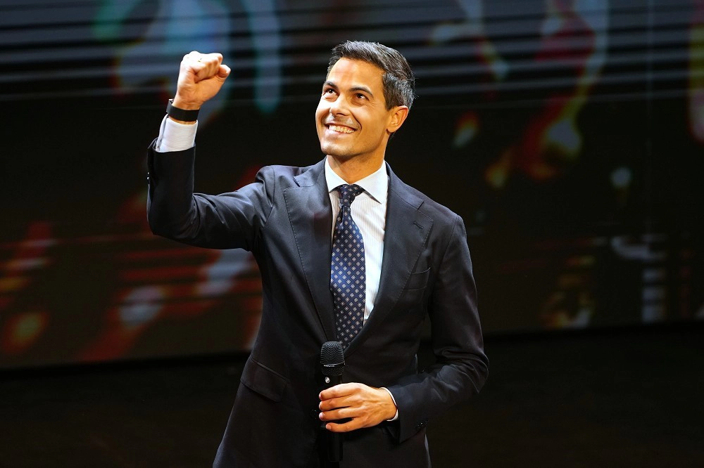 現年38歲的葉騰,率領中間路線的D66黨在國會大選中,取得重大斬獲,可能成為荷蘭史上最年輕的總理。(美聯社)