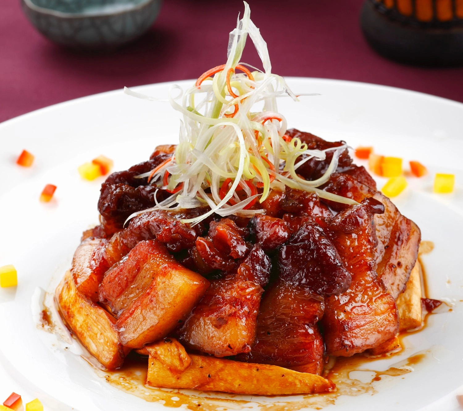 點用「大宋風華雅宴」的食客，可以品嘗到宋徽宗壽宴菜色之一的「爆肉」，主廚以五花肉片搭配沙薑、冰糖與花雕酒炒製而成，香氣濃郁誘人。