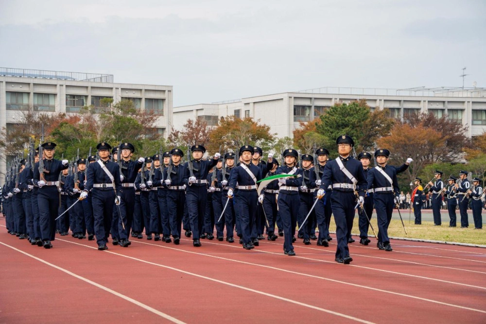 日本自卫队拟遵照外国军队标准,明年修改军阶与兵种名称。 图为11月8日的日本防卫大学校庆。 (资料照片/取自防卫省) 日本自卫队拟遵照外国军队标准,明年修改军阶与兵种名称。 图为11月8日的日本防卫大学校庆。 (资料照片/取自防卫省)