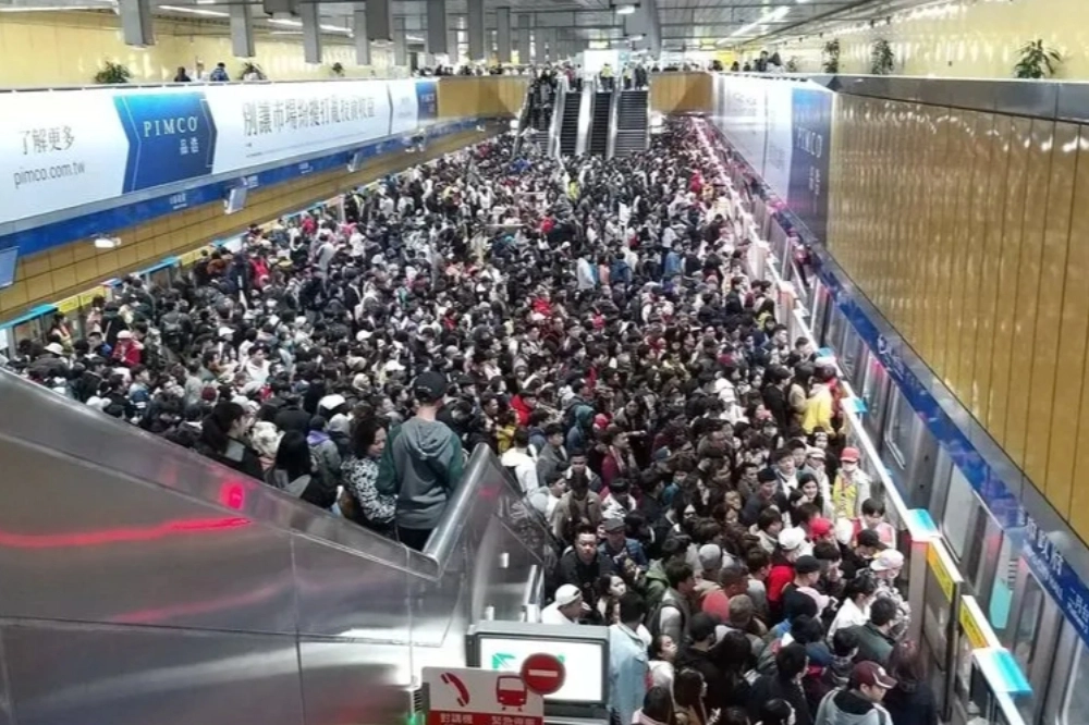 新北耶誕城+Super Junior開唱　北捷板南線擠爆通勤族哀嚎「塞車地獄來了」