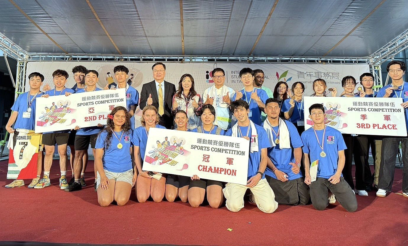 市府青年局長侯佳齡、元智大學校長廖慶榮與運動競賽優勝隊伍合照。(桃市青年局提供)