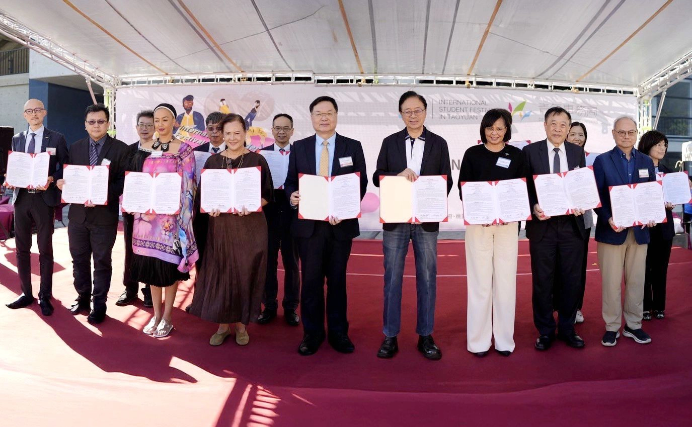 市長張善政與多國駐台機構及十一所桃園大學代表簽署合作備忘錄。(桃市青年局提供)