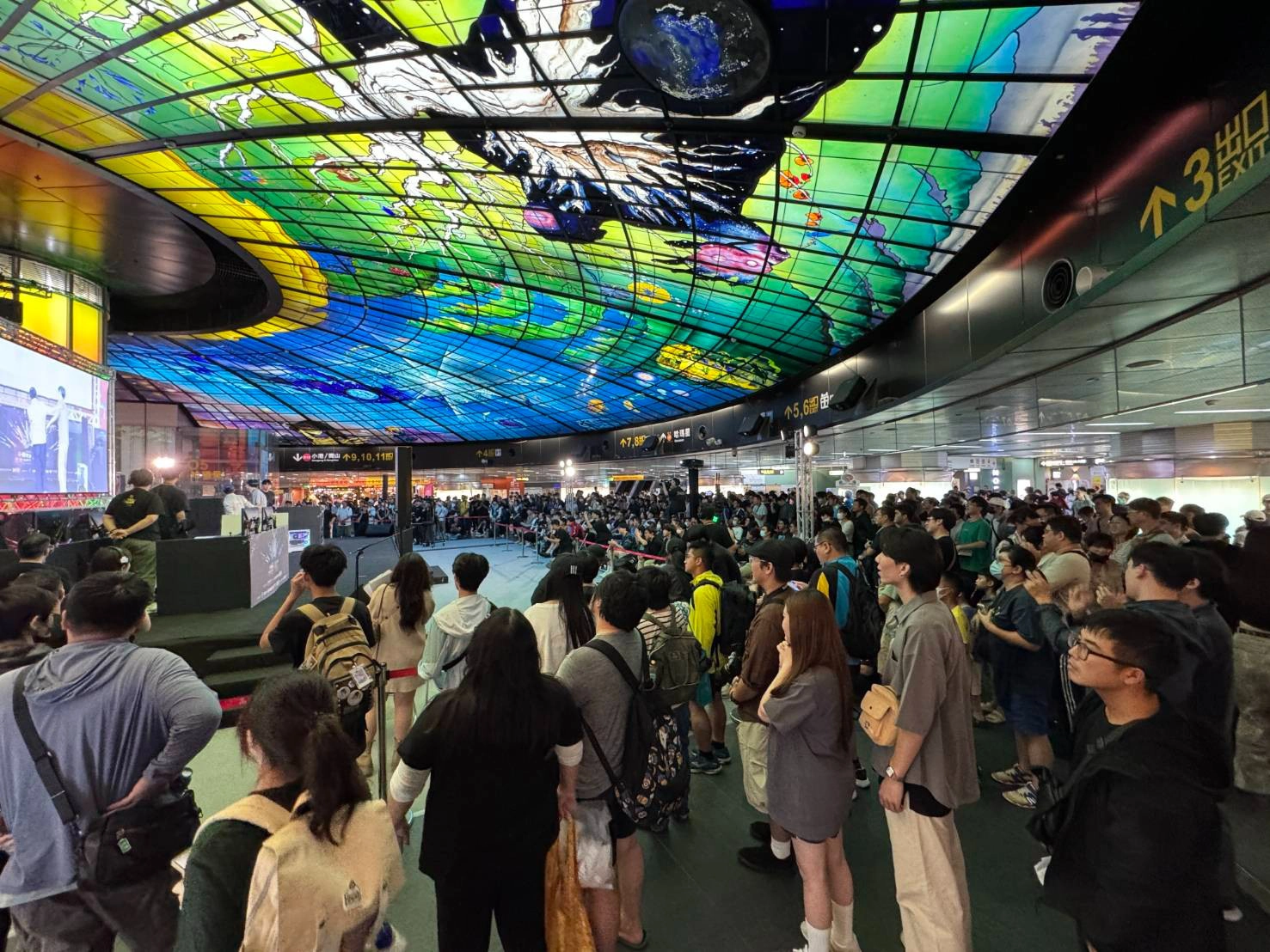 圖2. 高雄市副市長李懷仁致詞表示,本屆賽事首度由青年局與運動發展局攜手舉辦,不僅展現高雄深耕電競產業的決心,也象徵電子競技已正式躋身國際運動競賽項目。