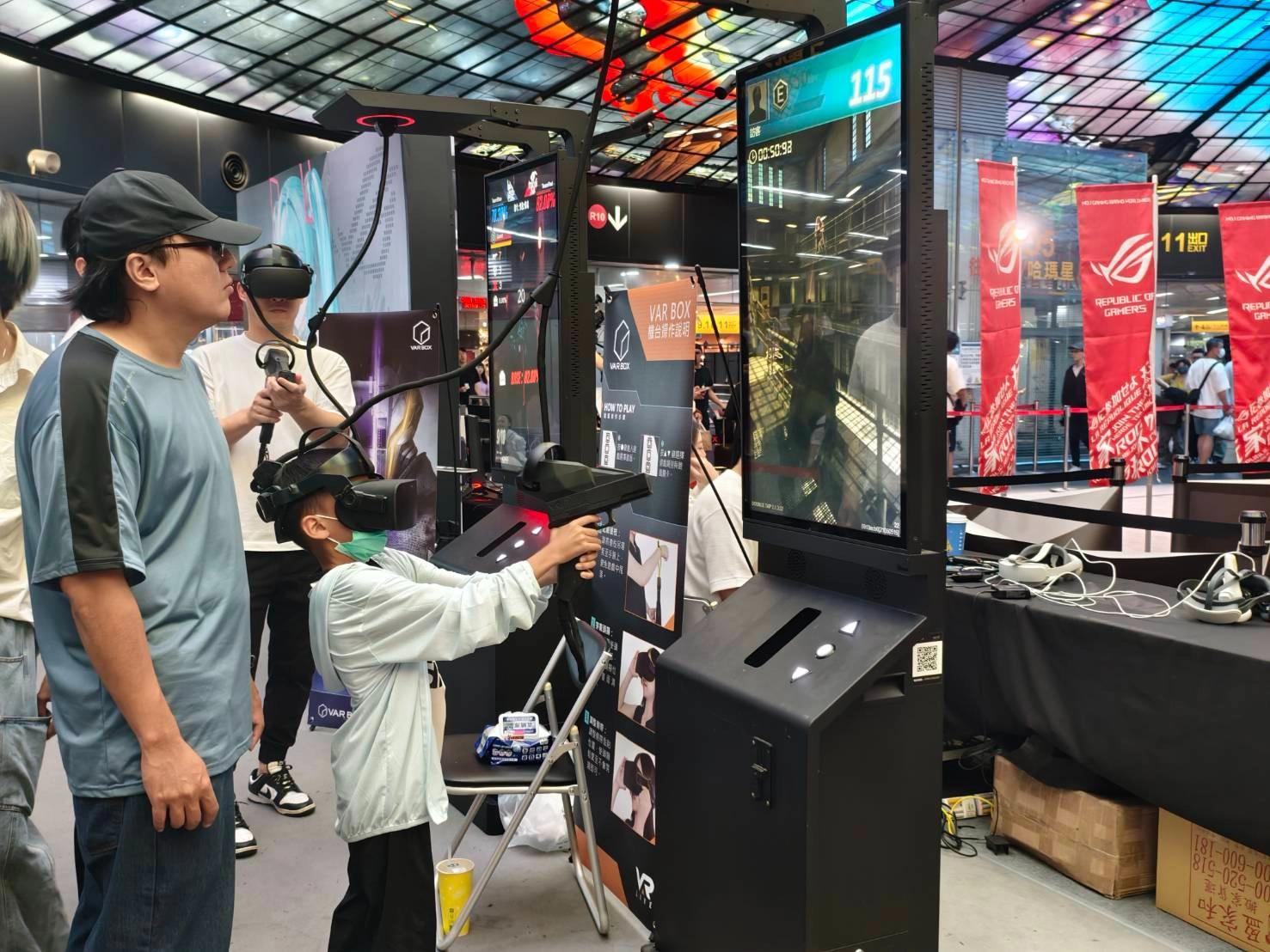 圖6.今年《全國電競青年錦標賽 x KAOHSIUNG ESPORTS SHOWDOWN》首度由青年局與運動發展局攜手舉辦,總決賽現場亦設置亞運電競體驗區與虛擬遊戲專區,讓民眾觀賽之餘感受電競遊戲帶來的迷人魅力。