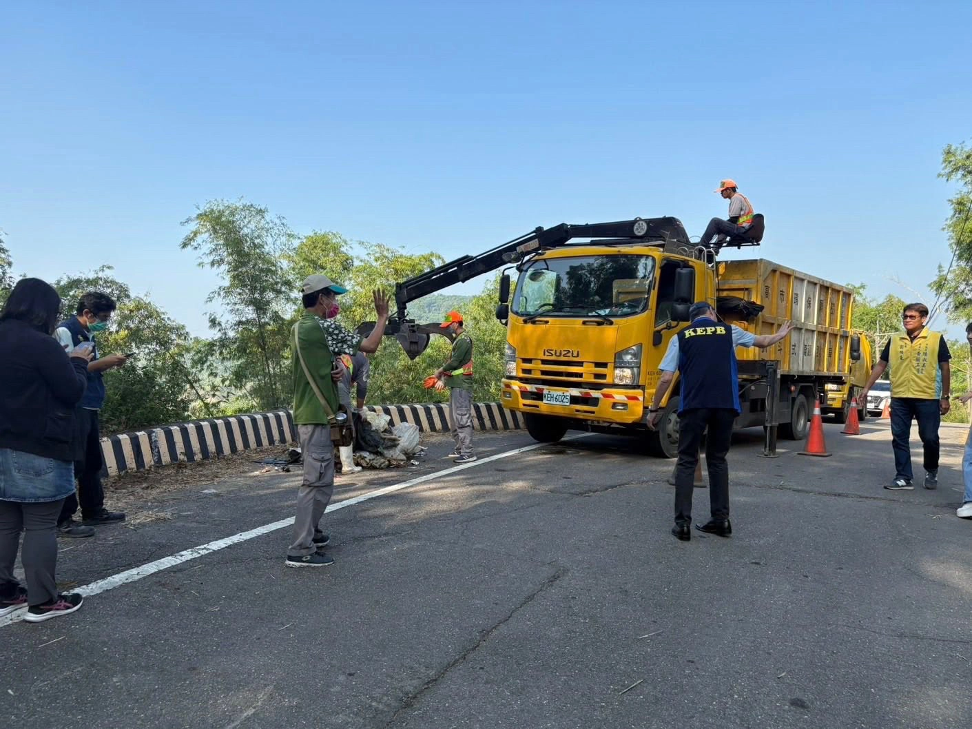 環保局緊急派出13台清運車處理廢棄物。（擷取自黃韻涵臉書）