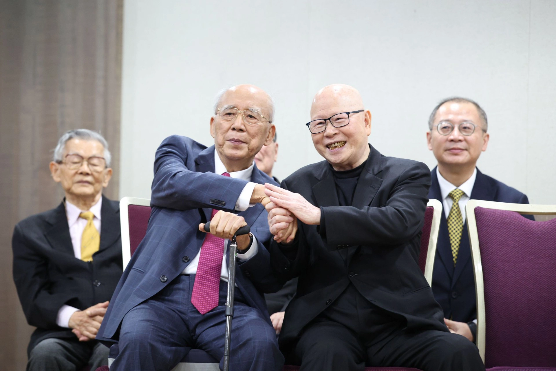 吳伯雄挺許信良，嗆罷免攻防是「吃飽太閒」。（陳凱聚攝）