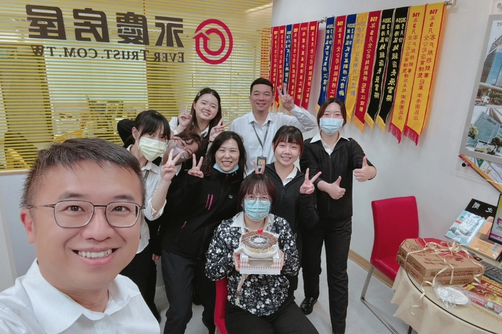 永慶房屋的一對一師徒制,新進業務人員可得到師父全方位指導,更快上手工作,建立自信心。(永慶房產集團提供)