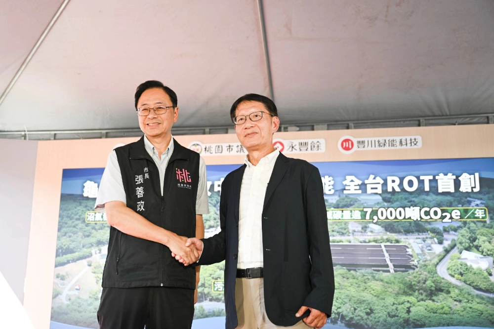 先前,桃園市長張善政(左)與永豐餘投控暨豐川綠能科技董事長葉惠青(右)出席龜山水資源回收中心沼氣發電系統啟用記者會。(永豐餘提供)