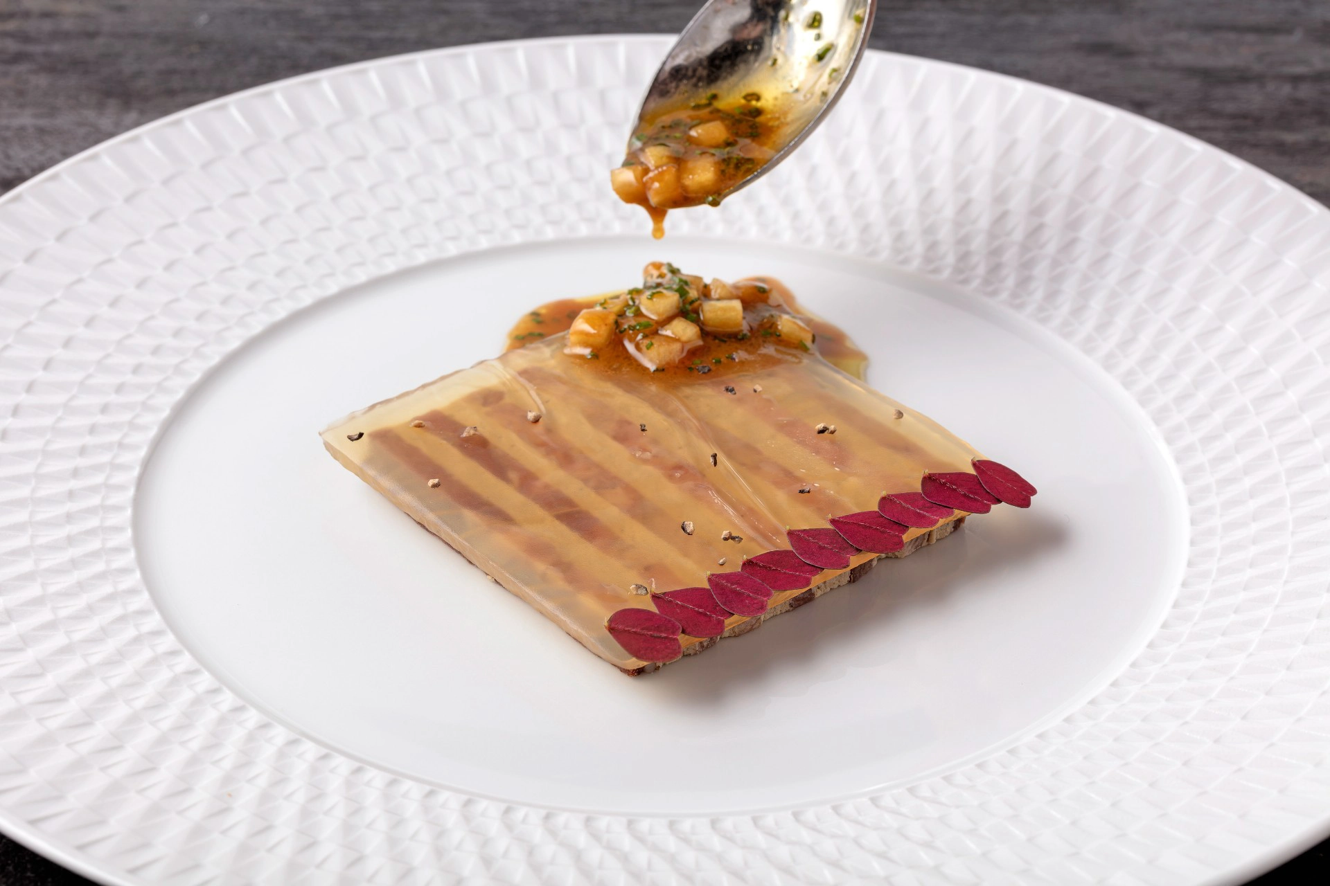 『煙燻鰻魚晶凍飾和牛舌鴨肝千層 Beef tongue and duck foie gras as a Lucullus』