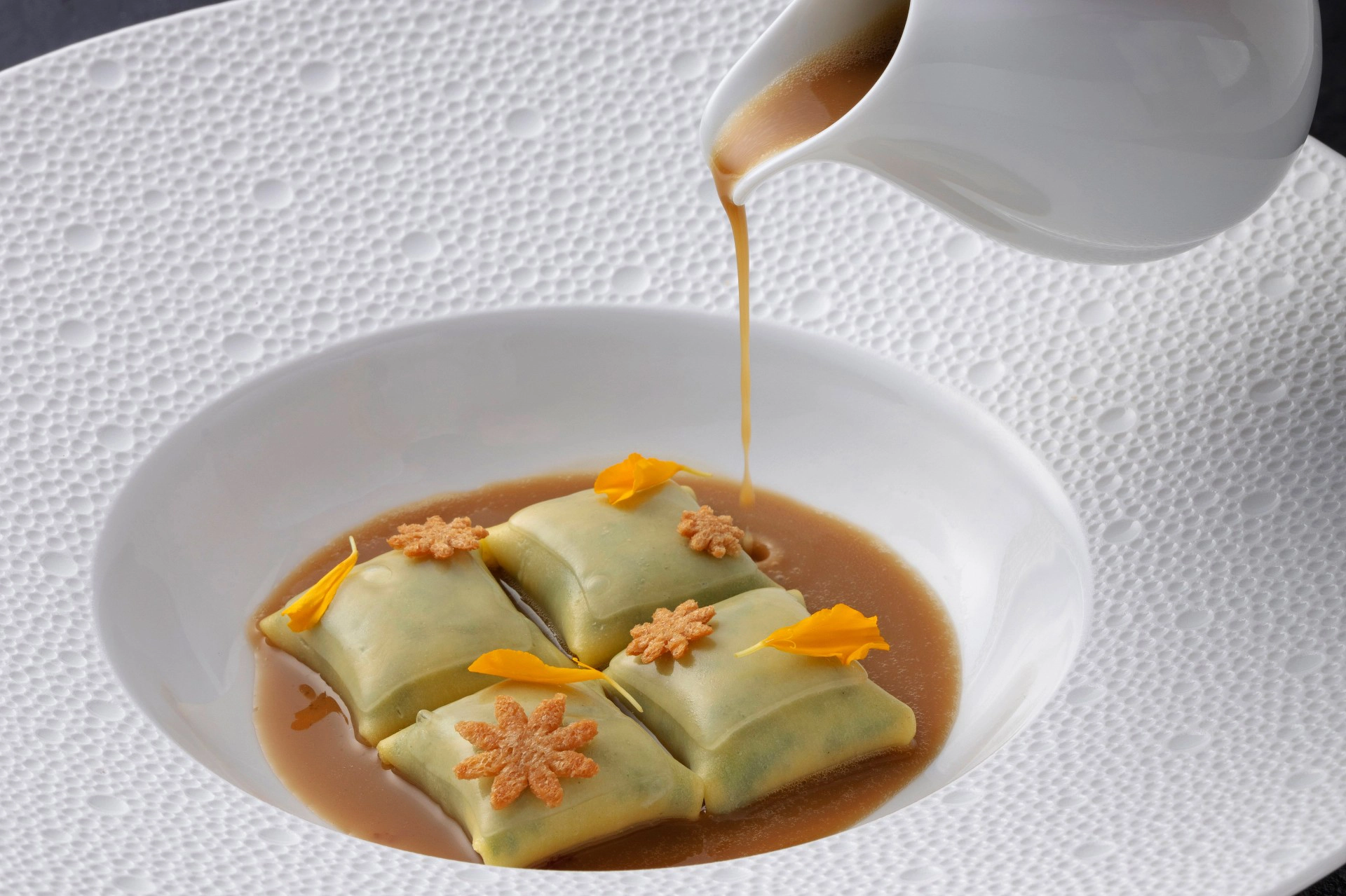 『蒲公英千層佐蒲公英花萃取高湯 Pillows of dandelion leaves, emulsified broth infused with a maceration of the roots and flowers』