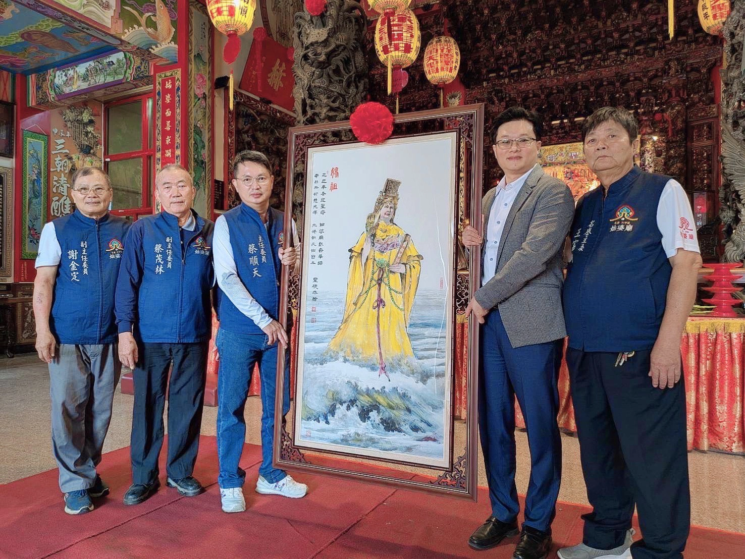 永康姑婆廟特別邀請擅長水墨創作的台南市政府副秘書長徐健麟，繪製一幅「媽祖聖像」作為迎駕贈禮。（台南市政府提供）