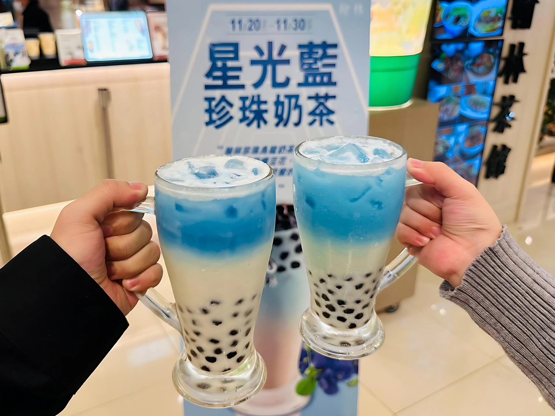 冬季期間限定新品星光藍珍珠奶茶以藍柑橘與蝶豆花調製出如星空般的藍紫色澤，搭配翰林茶館人氣飲品之一的珍珠烏龍奶茶製成。