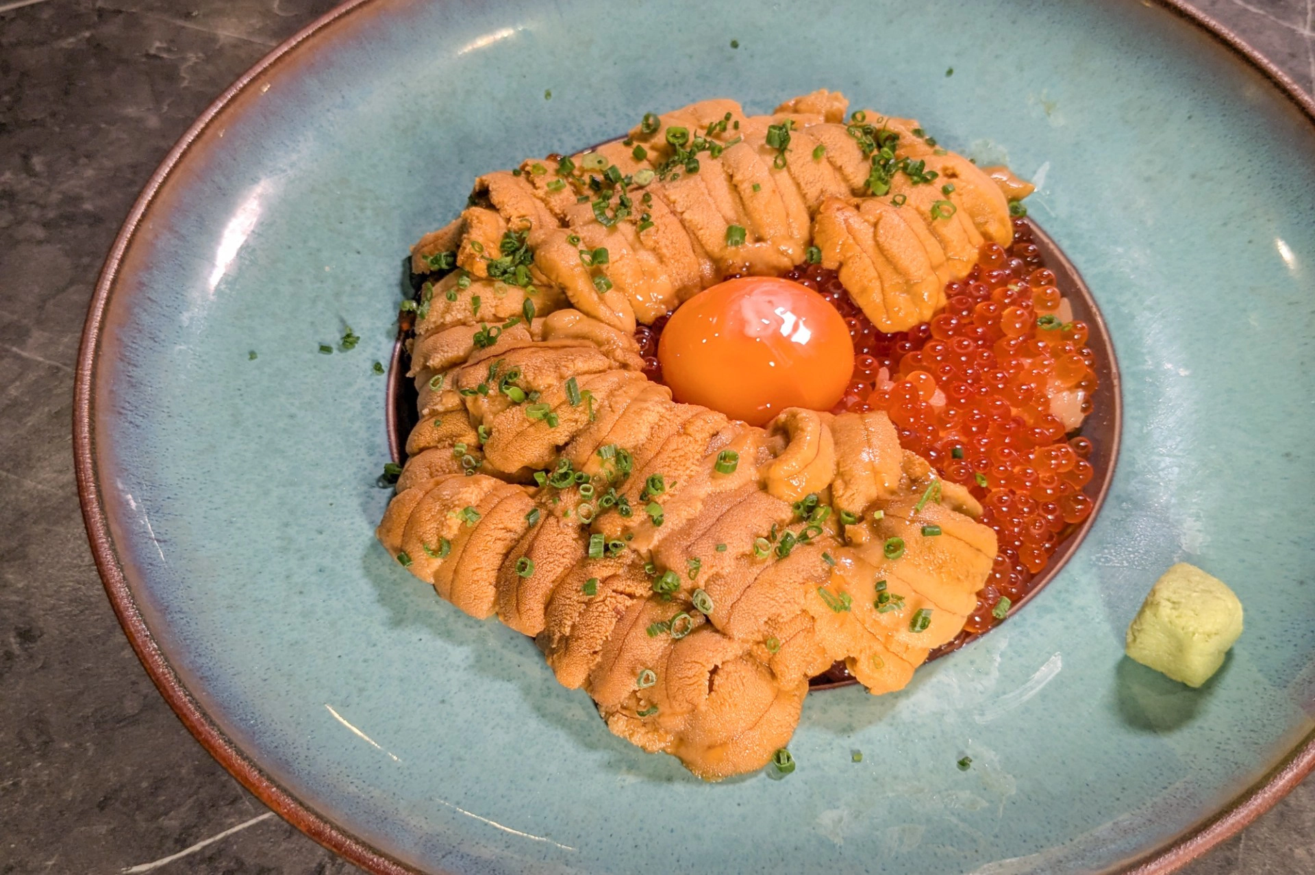 「爆量極上雲丹丼」。（邱家琳攝）