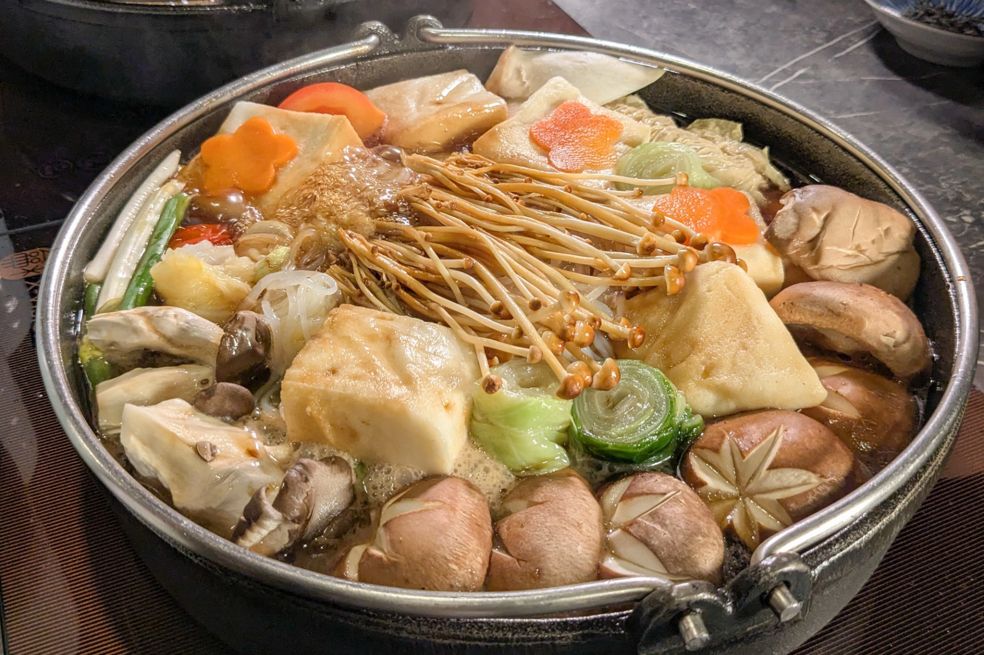 「壽喜燒第二吃」將時蔬下鍋烹煮。（邱家琳攝）