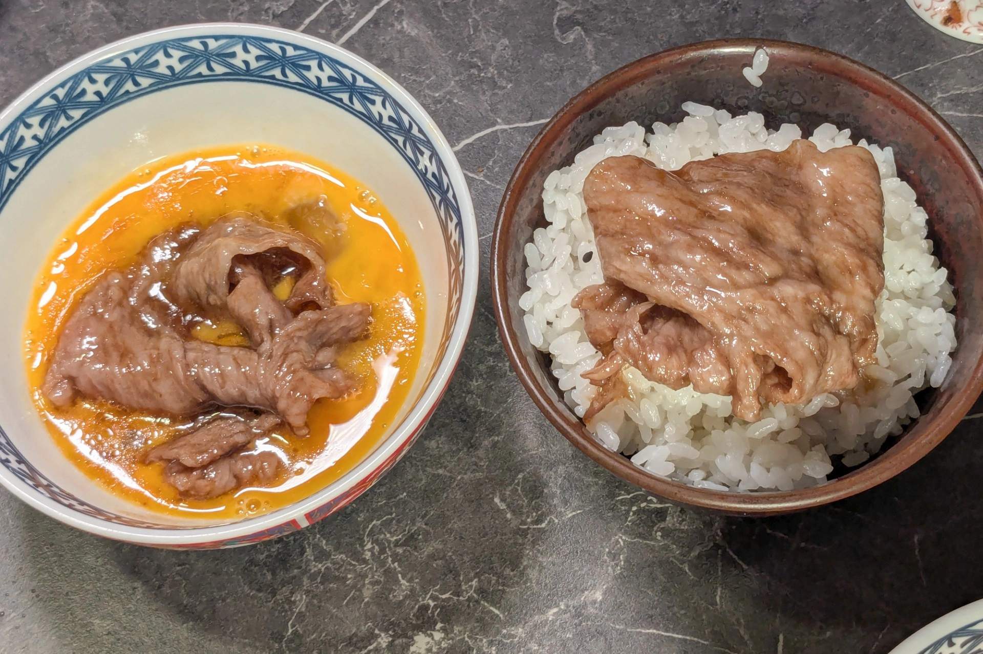 松銘柄牛可沾蛋液或搭配白飯。（邱家琳攝）
