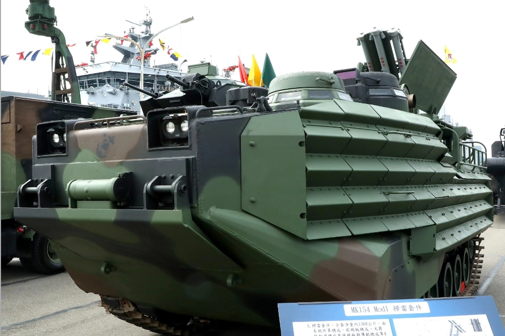 AAV7A1掃雷車。（記者王侑聖攝）