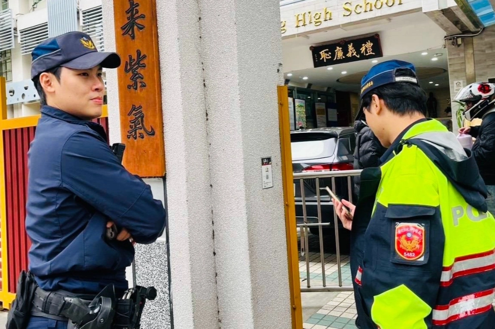 昨傍晚傳出網路炸彈客侵擾校園後，北市警加強全市校園巡檢。（臺北市警察局提供）