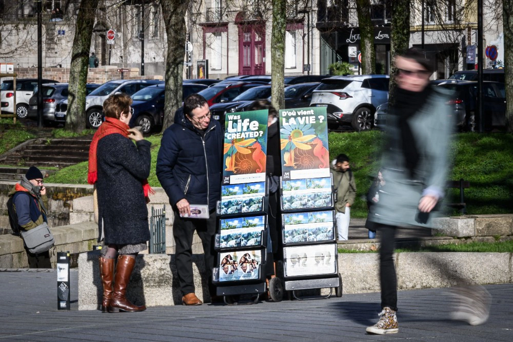 耶和華見證人的足跡遍佈全世界。圖為2023年在法國西部城市南特街頭傳教的信徒。（法新社）