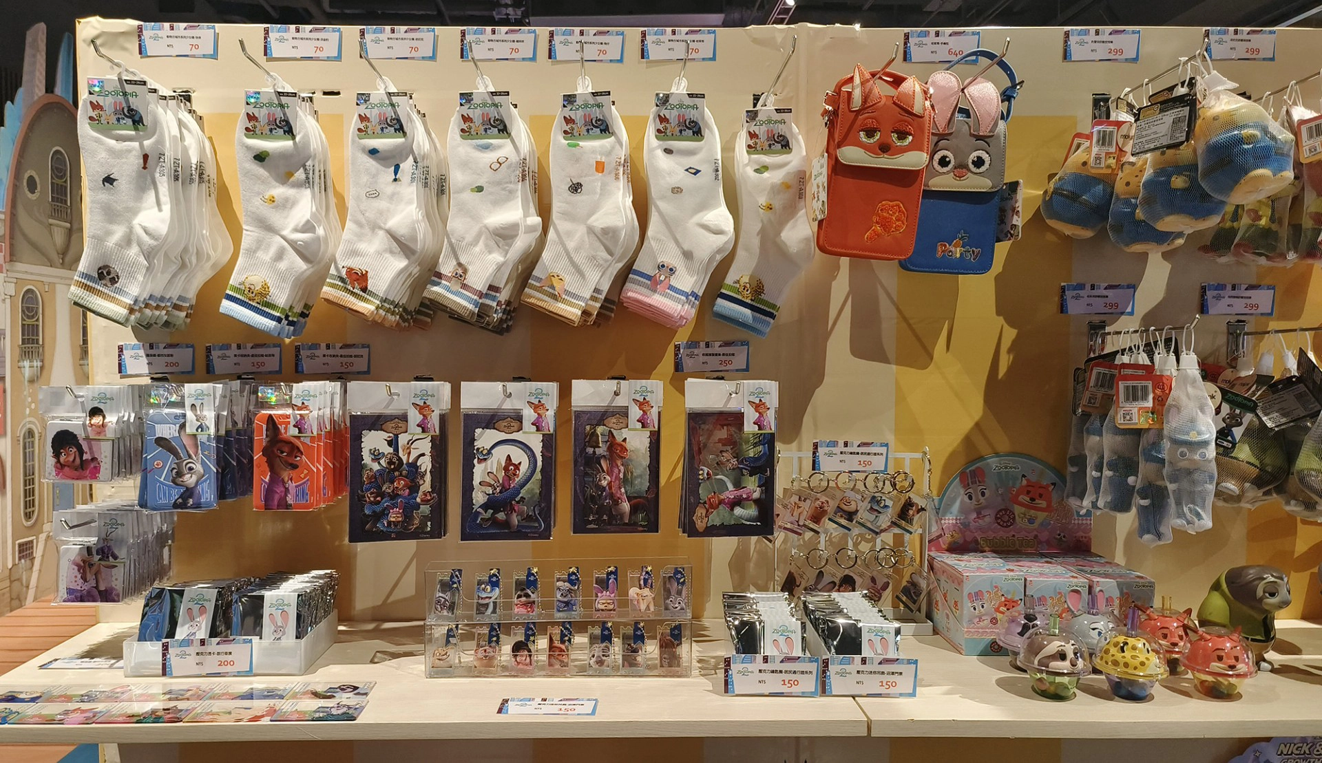 《動物方城市2》主題快閃店集結近百款海內外周邊商品,從絨毛玩偶、盲盒公仔、掛飾…應有盡有,滿足粉絲收藏與日常需求。(李宗唐攝)