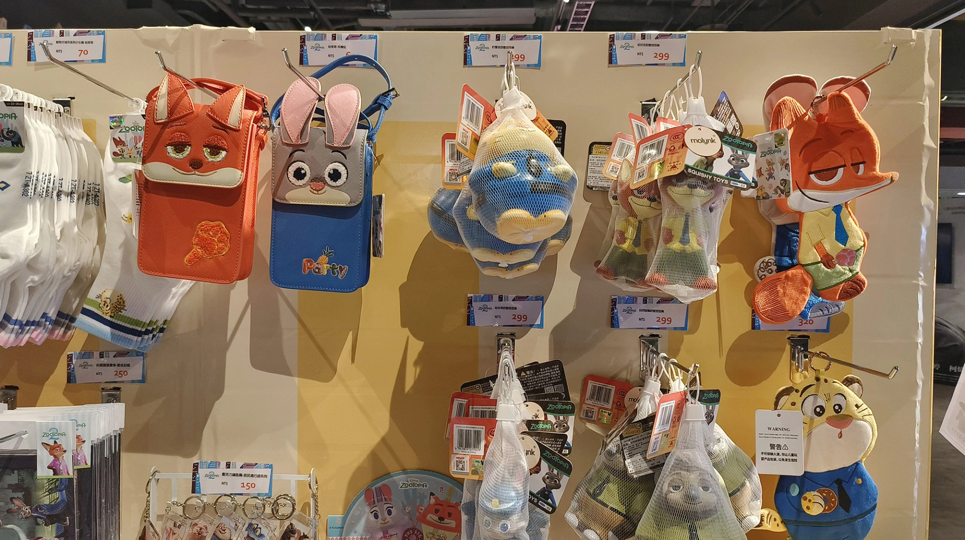 《動物方城市2》主題快閃店集結近百款海內外周邊商品,從絨毛玩偶、盲盒公仔、掛飾…應有盡有,滿足粉絲收藏與日常需求。(李宗唐攝)