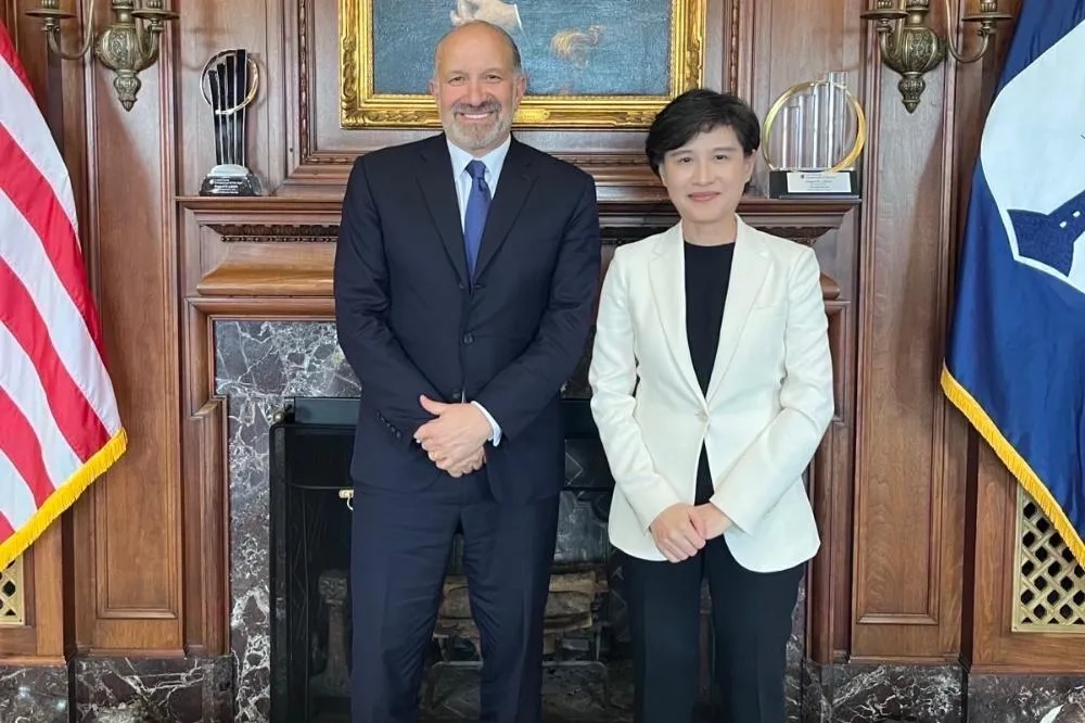 鄭麗君也是台美關稅協商的主導者。圖為鄭麗君與美國商務部長盧特尼克等官員會面照片。（行政院提供）