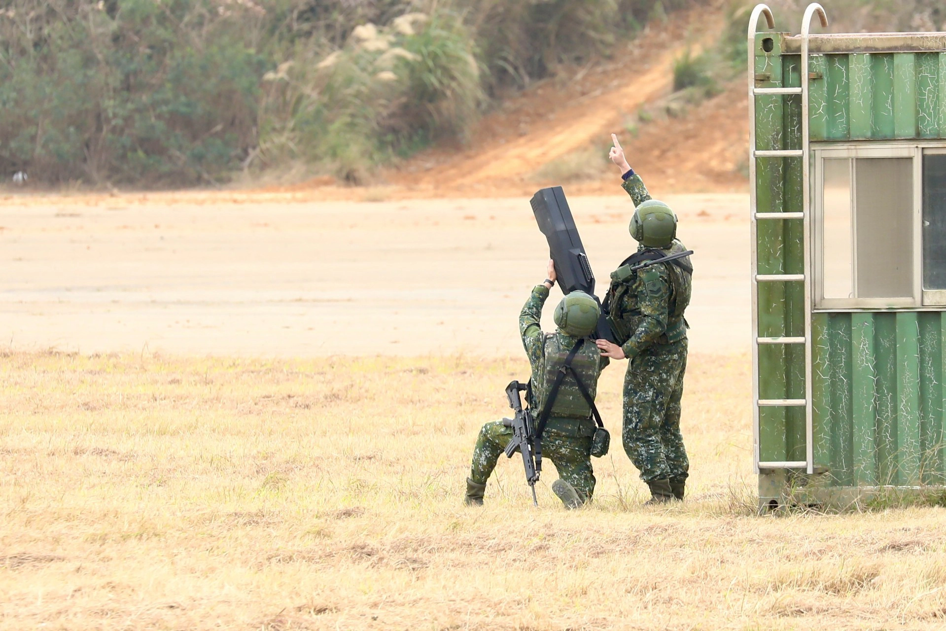 我國陸軍官兵正以無人機干擾槍干擾敵方無人機偵察。（資料照片／王侑聖攝）