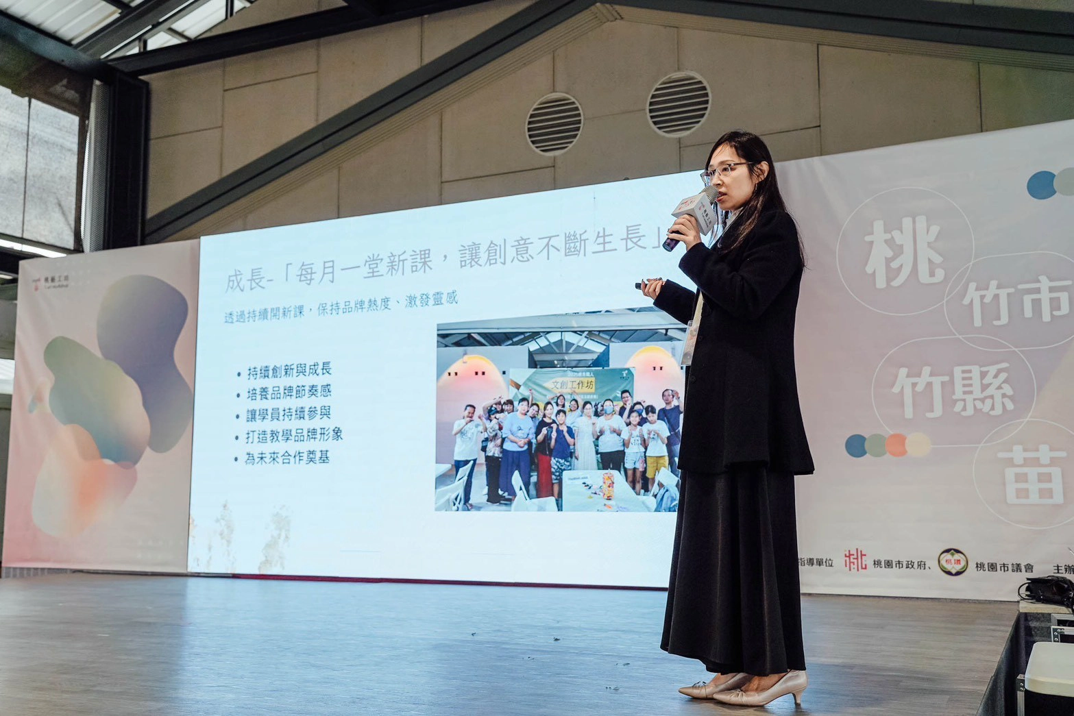 桃園文創基地桃藝工坊進駐團隊金屬編織LOVE ME梁家瑜講座。(桃市青年局提供)