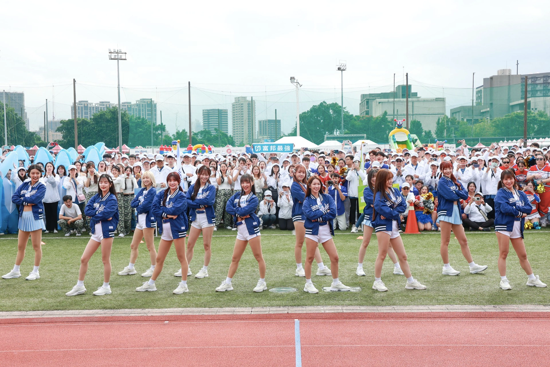 Fubon Angels應邀富邦集團運動家庭日開場表演。(富邦金控提供)