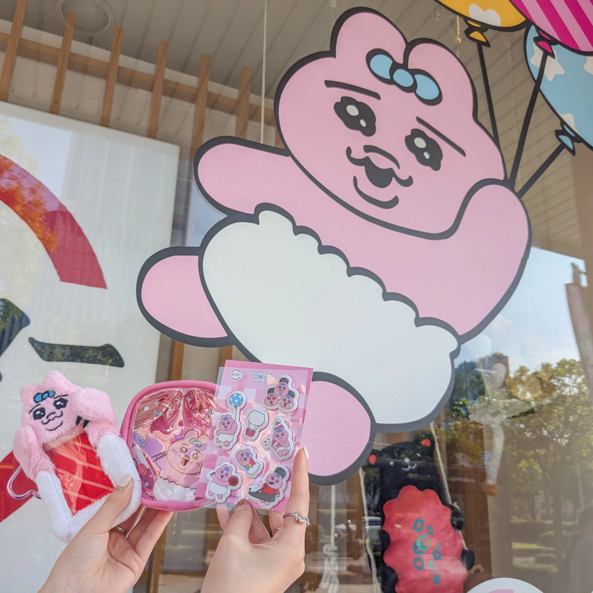 壽司郎從今天起推出多款褲褲兔聯名餐點、周邊商品。（邱家琳攝）