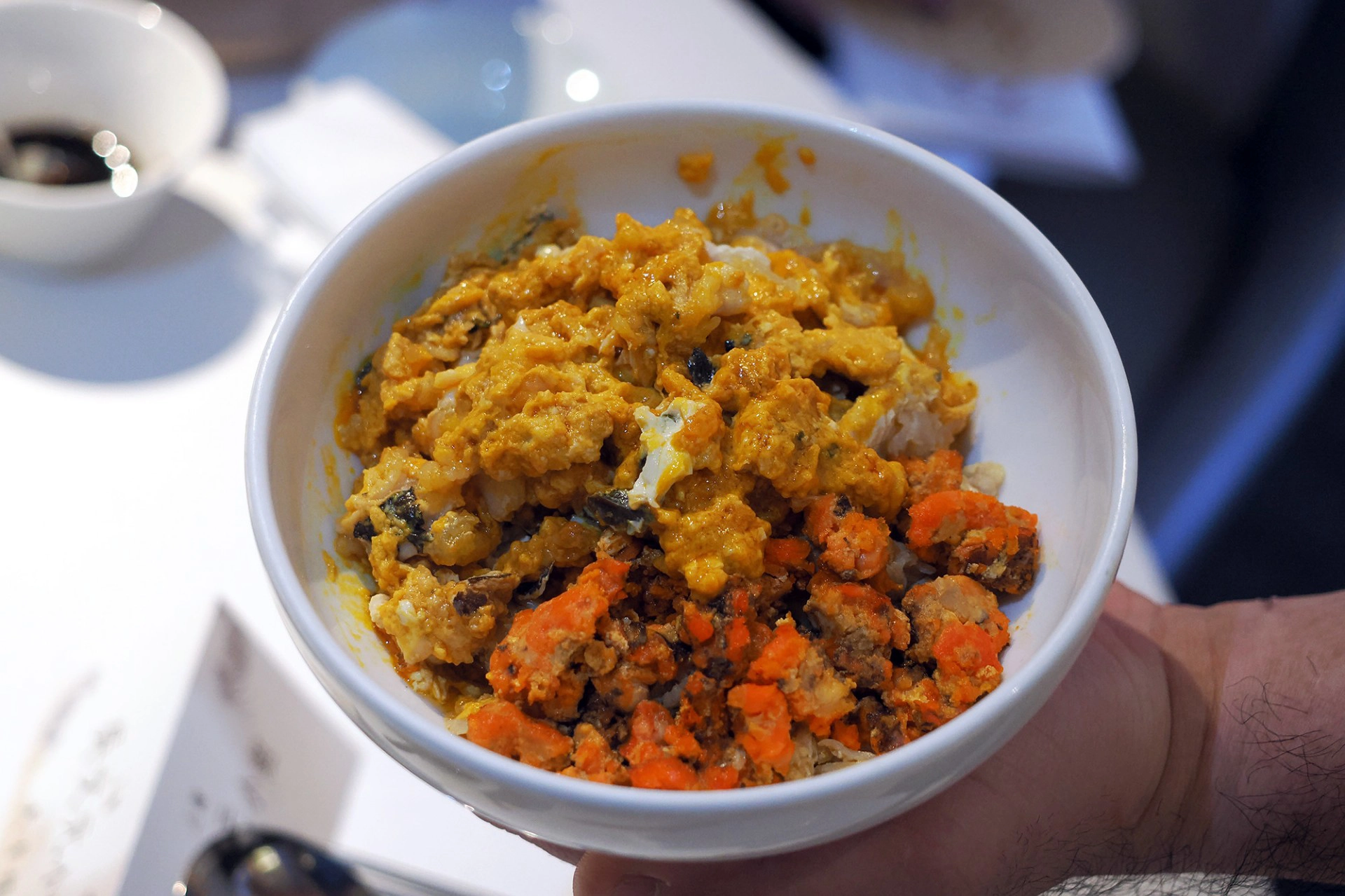 『禿黃油撈飯』承襲宋人風雅,使用五隻以上大閘蟹的純蟹黃與蟹膏、不取蟹肉,佐以豬油細火烹製,一碗盡藏數蟹精華,香濃鮮潤、極盡奢華。