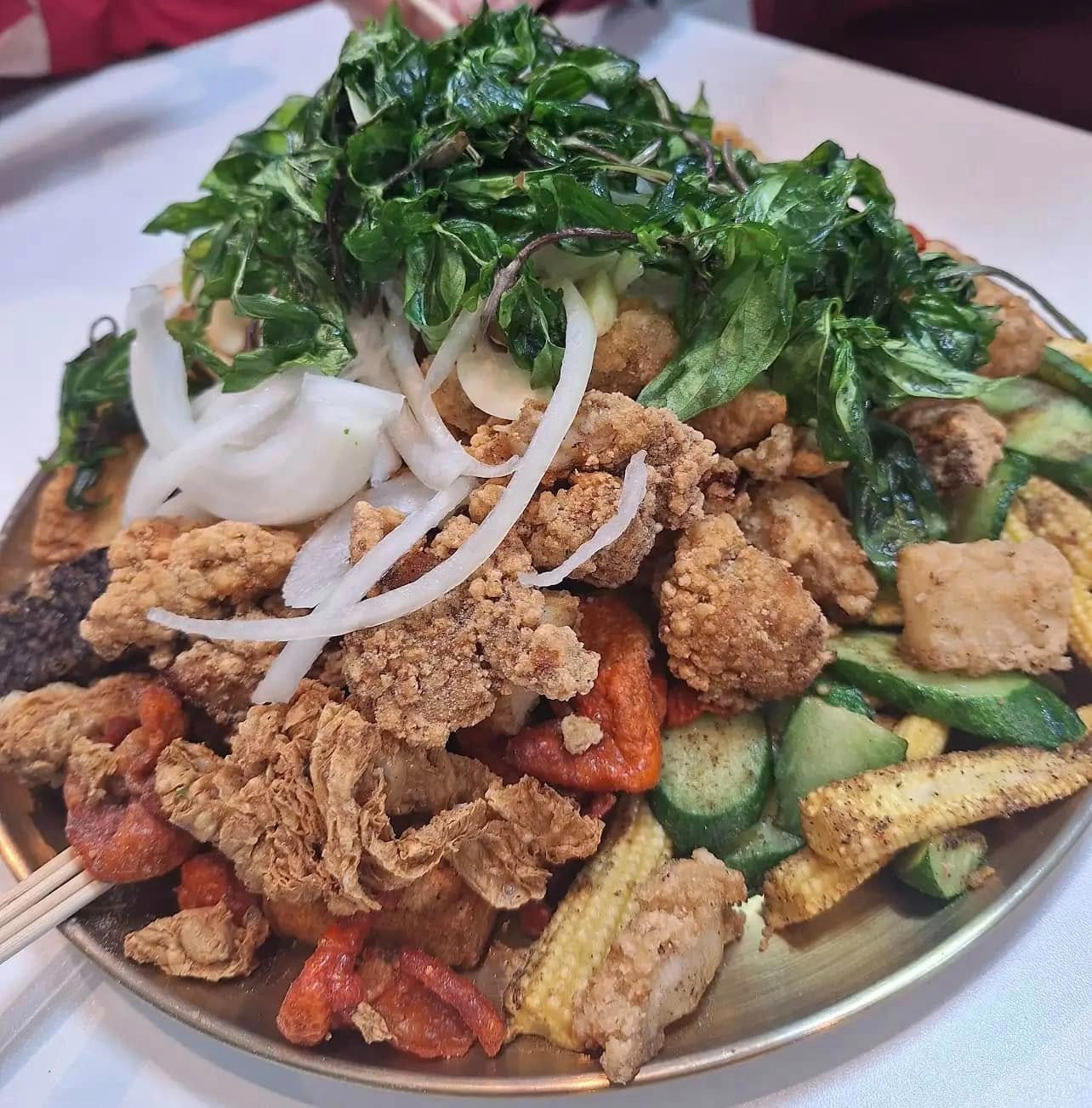 兩人吃 365 元鹹酥雞到底算不算貴，引發網友熱議。（取自築雞鹹酥雞-左營文自店臉書粉專）