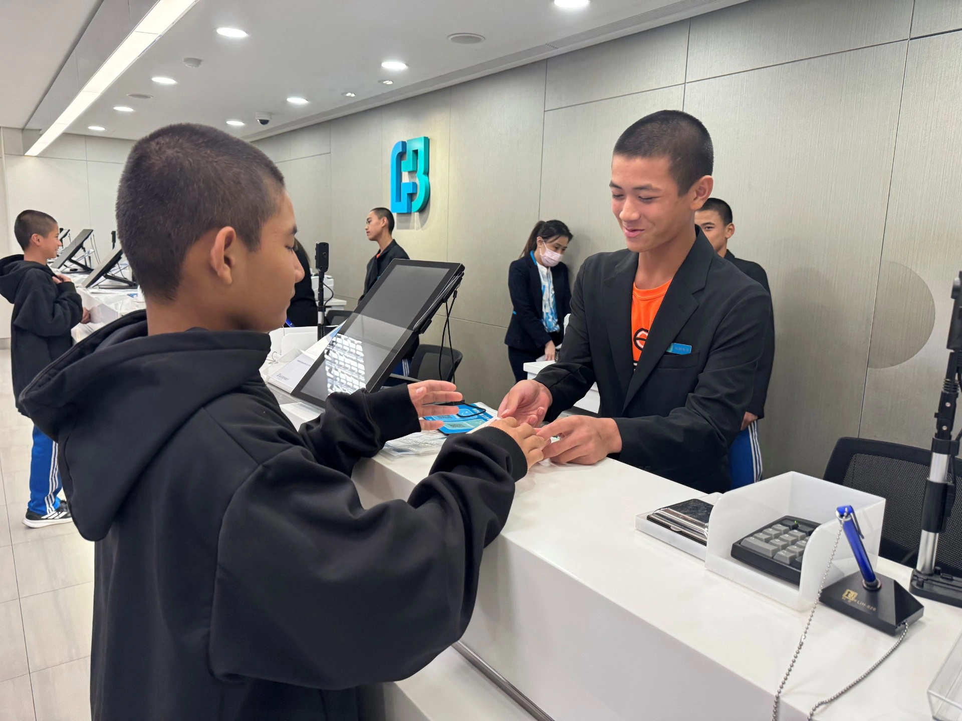 二重國中棒球隊球員化身為北富銀「小小行員」，練習提款、換外幣及ATM操作，把學到的金融知識融入日常生活。(富邦銀行提供)