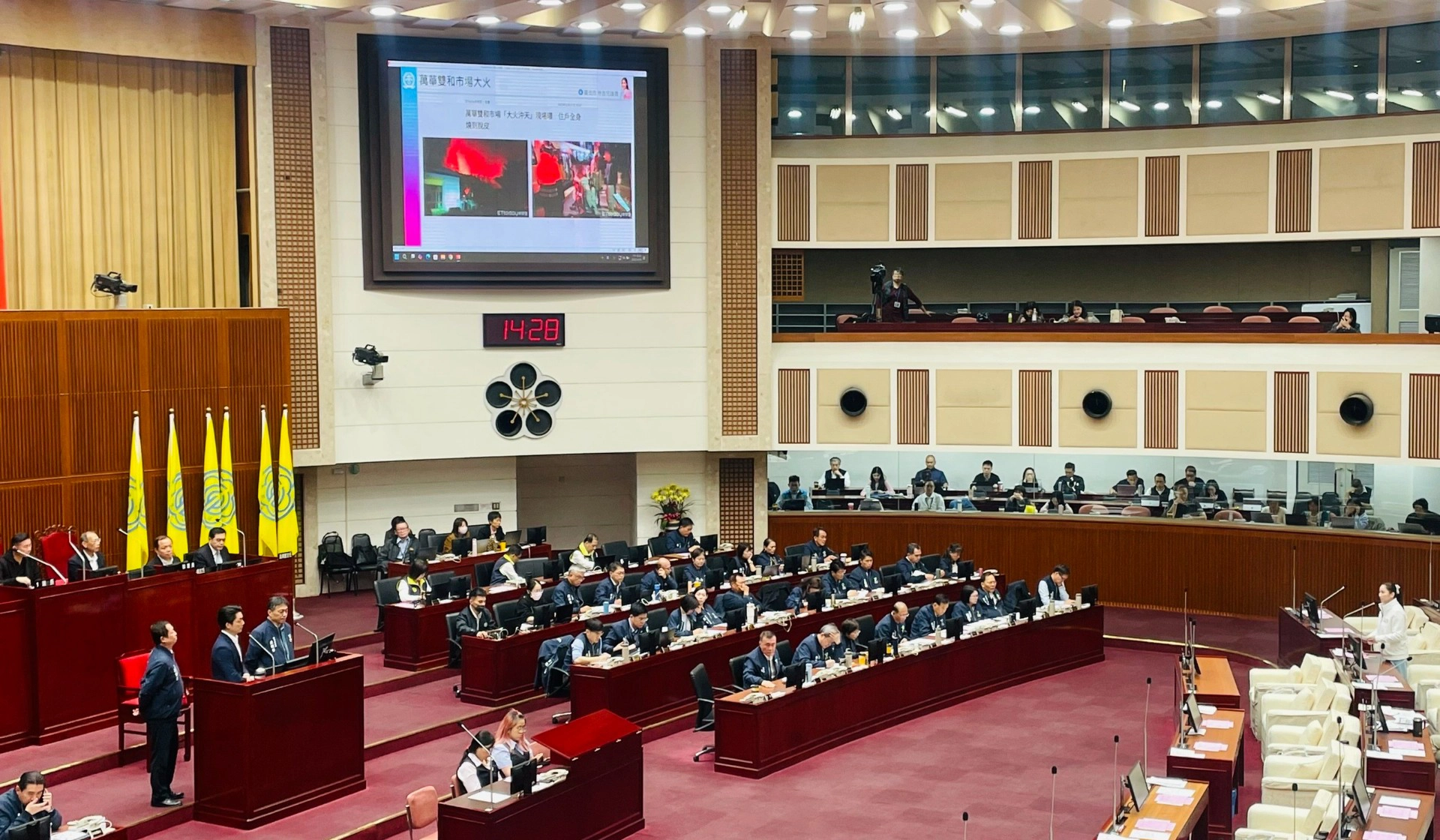 臺北市長蔣萬安今在質詢回應上，肯定市議員林杏兒的建議，並允諾責成局處改善。（李育嫺攝）