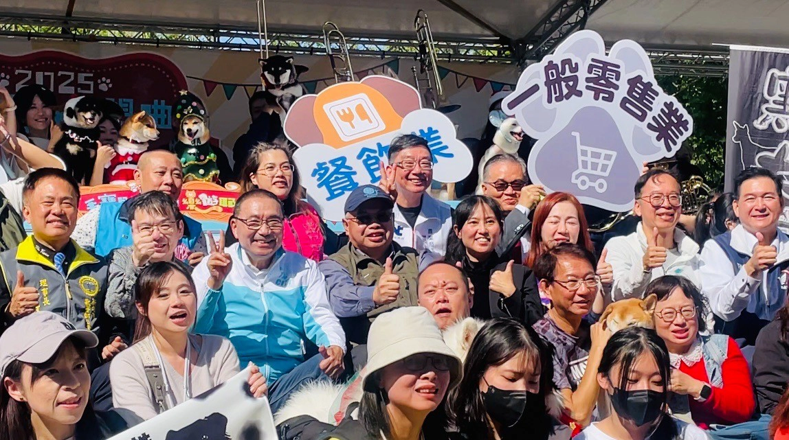 新北市議員林國春(第二排右一)、議員劉美芳等人也出席,陪伴民眾及萌寵共度週末。(李育嫺攝)